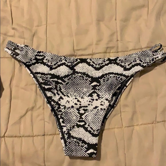 Bikini - Picture 3 of 6